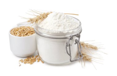 Buğday unu, tahıl ve çiviler beyaz üzerine izole edilmiş.