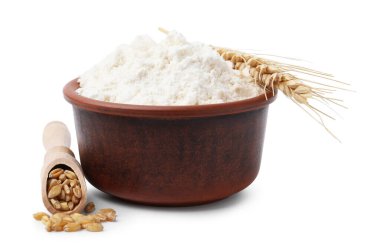 Buğday unu, tahıl ve çiviler beyaz üzerine izole edilmiş.