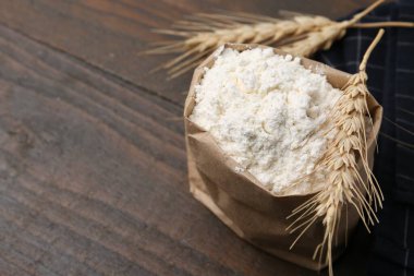 Tahta masada buğday unu ve çiviler, yakın plan. Metin için boşluk