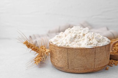 Buğday unu, tahıl ve çiviler beyaz masada, yakın plan. Metin için boşluk