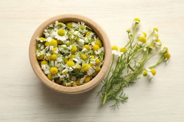 Taze papatya çiçekleri açık ahşap masada, düz yatıyordu.