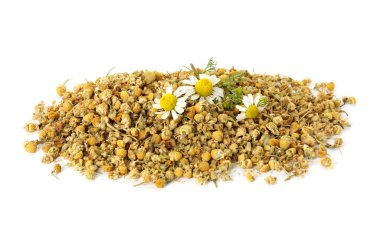 Kuru ve taze papatya çiçeği yığını beyaz üzerine izole edilmiş.