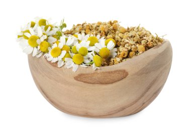 Kuru ve taze papatya çiçekleri beyaz kasede izole edilmiş.