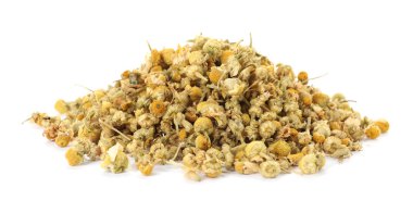 Kuru papatya çiçeği yığını beyazda izole edilmiş.