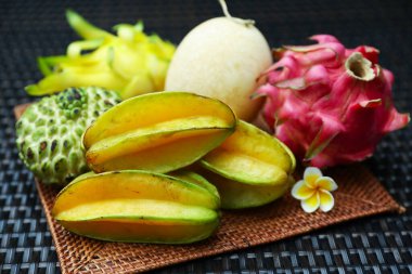 Hasır masada farklı bir tropik meyve, yakın plan.