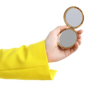 Beyaz arka planda açık cep aynası tutan kadın, yakın plan.