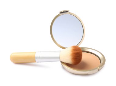 Aynalı açık yüz pudrası ve beyaz üzerinde izole edilmiş fırça