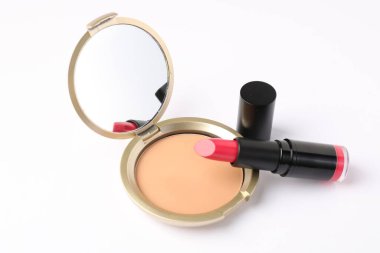Aynalı açık yüz pudrası ve beyaz ruj.