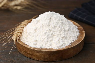 Tahta masada buğday unu ve çiviler, yakın plan.