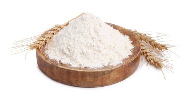 Beyaz arka planda buğday unu ve çiviler