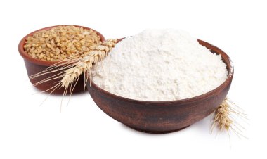 Beyaz arka planda buğday unu, tahıl ve çiviler