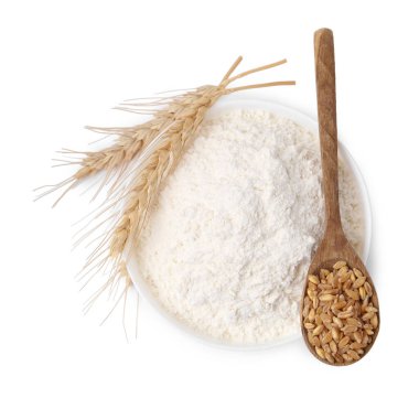 Kasede buğday unu, beyaz arka planda tahıllar ve çiviler, üst manzara.