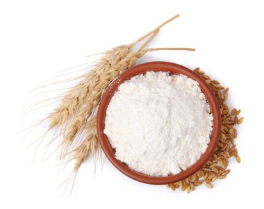 Kasede buğday unu, beyaz arka planda tahıllar ve çiviler, üst manzara.