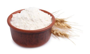 Kasede buğday unu ve beyaz arka planda çiviler.