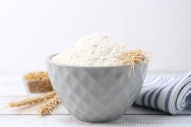 Buğday unu kasede, tahıllar ve çiviler açık tahta masada, yakın plan.