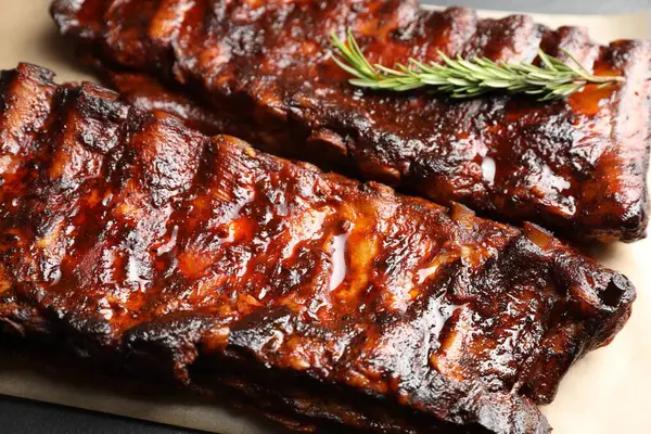 Biberiyeli domuz pirzolası, yakın plan.