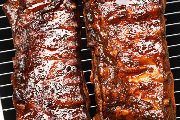 Izgarada leziz kızarmış domuz pirzolası.