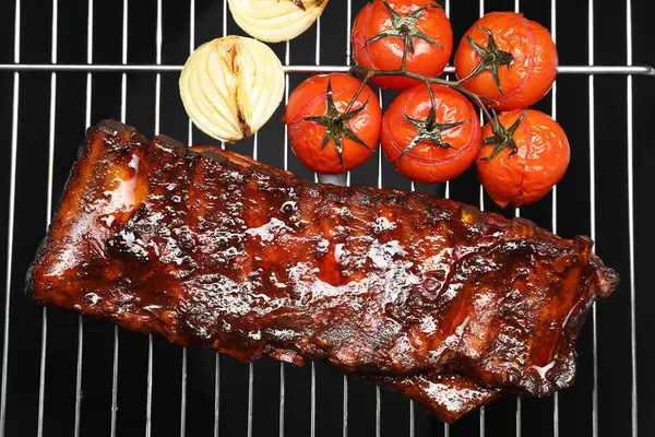 Lezzetli kızarmış domuz pirzolası, domates ve soğanlı ızgara.