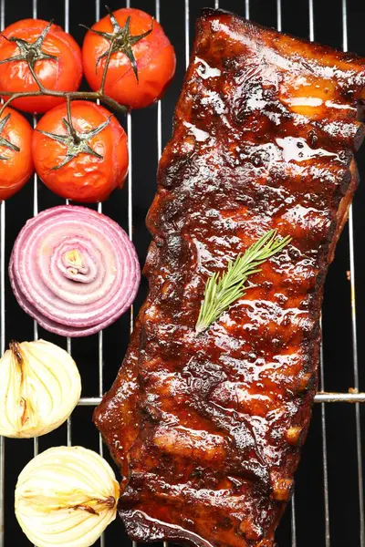 Biberiyeli, soğanlı ve domatesli leziz domuz pirzolası.