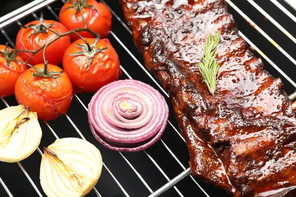 Biberiyeli, soğanlı ve domatesli leziz domuz pirzolası.