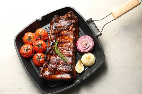 Biberiyeli, domatesli ve soğanlı leziz domuz pirzolası.