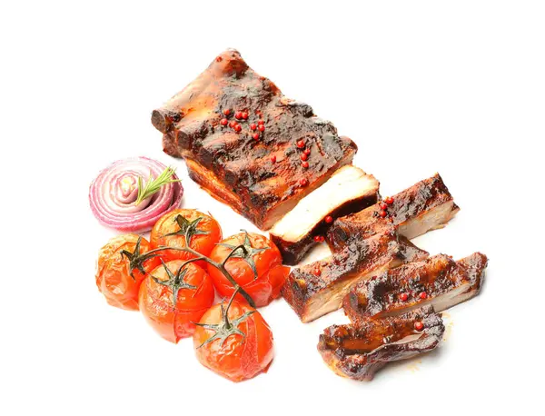 Lezzetli kızarmış domuz pirzolası, domates ve soğanlı, beyaz üzerine izole edilmiş.