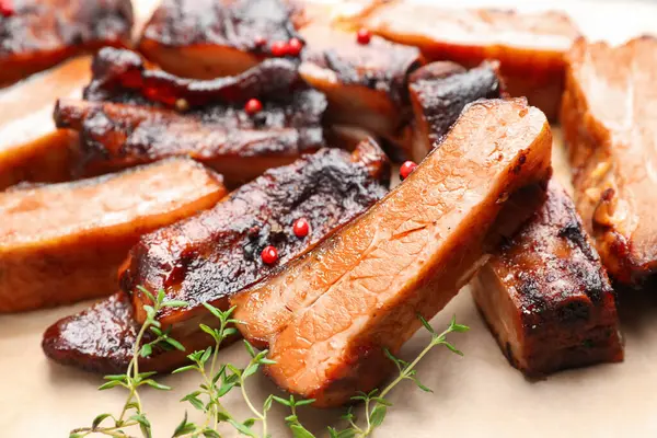 Lezzetli domuz kaburgası ve kağıt üzerinde kekik, yakın plan.