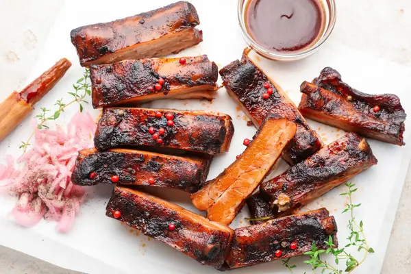 Lezzetli domuz pirzolası, kekik, soğan, sos ve fırça.