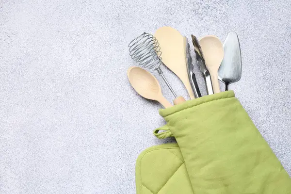Farklı mutfak aletleri fırın eldivenlerinde, ışık masasında, üst tarafta. Metin için boşluk