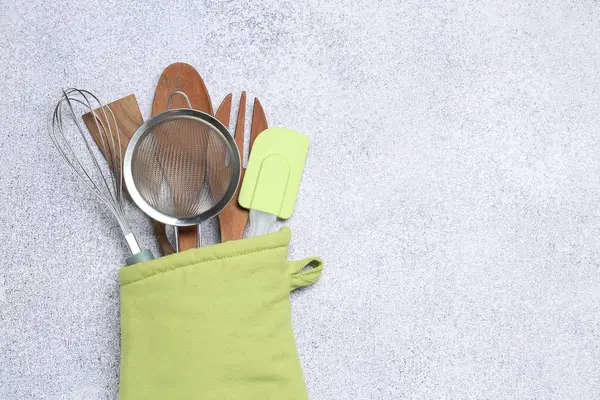Farklı mutfak aletleri fırın eldivenlerinde, ışık masasında, üst tarafta. Metin için boşluk