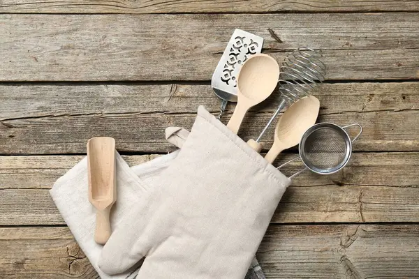 Farklı mutfak aletleri fırın eldiveni ahşap masa, üst görünüm