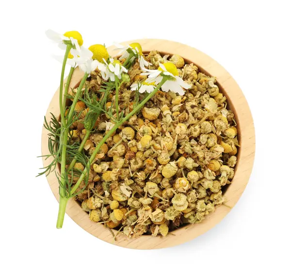 Kuru ve taze papatya çiçekleri kasede, beyaz, üst manzarada izole.