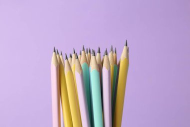 Menekşe arkaplan üzerinde birçok grafit kalem, yakın plan