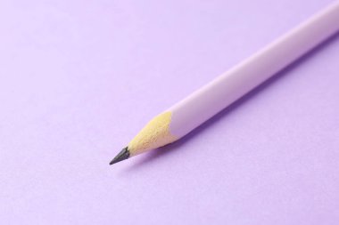 Menekşe arkaplanda bir grafit kalem, yakın plan