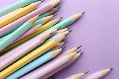 Menekşe arkaplanda bir sürü grafit kalem var. Metin için boşluk