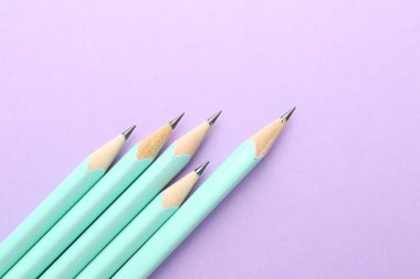 Menekşe arkaplanda bir sürü grafit kalem var. Metin için boşluk