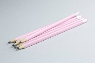 Açık gri arkaplanda birçok grafit kalem, yakın plan