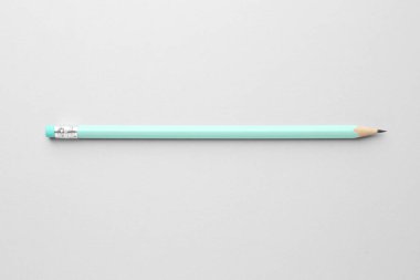 Açık gri arkaplanda silgisi olan bir grafit kalem, üst görünüm.