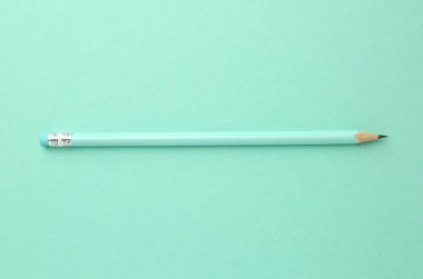 Turkuaz arka planda silgisi olan bir grafit kalem, üst görünüm