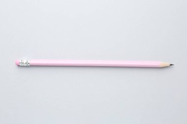 Açık gri arkaplanda bir grafit kalem, üst görünüm