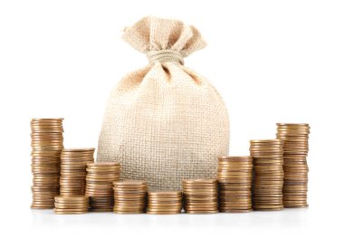 Torbalar ve istiflenmiş paralar beyaza izole edilmiş.