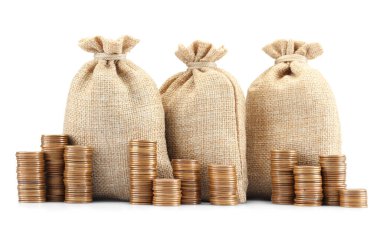 Çuvallar ve istiflenmiş paralar beyaz üzerine izole edilmiş