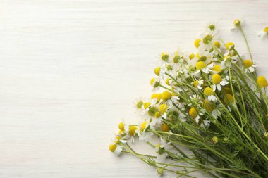 Açık ahşap masada güzel papatya çiçekleri, üst manzara. Metin için boşluk