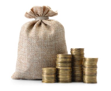 Torbalar ve istiflenmiş paralar beyaza izole edilmiş.