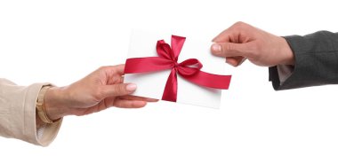 Para bonusu. Patron beyaz arka planda çalışana yay ile zarf veriyor, yakın plan.