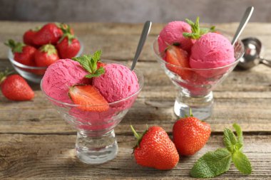 Çilekli şerbet ve ahşap masada servis edilen nane şekeri, yakın plan.