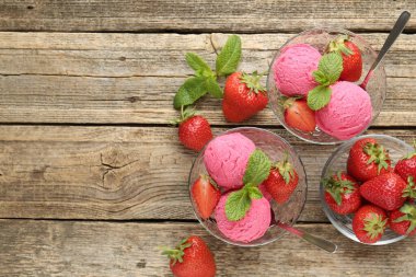 Çilekli şerbet ve ahşap masada servis edilen nane şekeri. Metin için boşluk