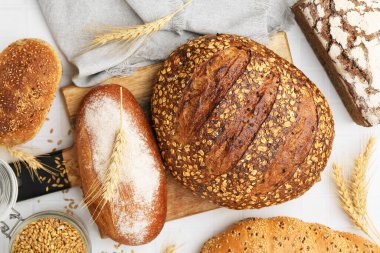 Taze ekmek somunları ve çiviler beyaz masada, düz yatıyordu.