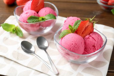 Çilekli şerbet ve ahşap masada servis edilen nane şekeri, yakın plan.