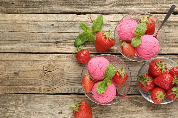 Çilekli şerbet ve ahşap masada servis edilen nane şekeri. Metin için boşluk